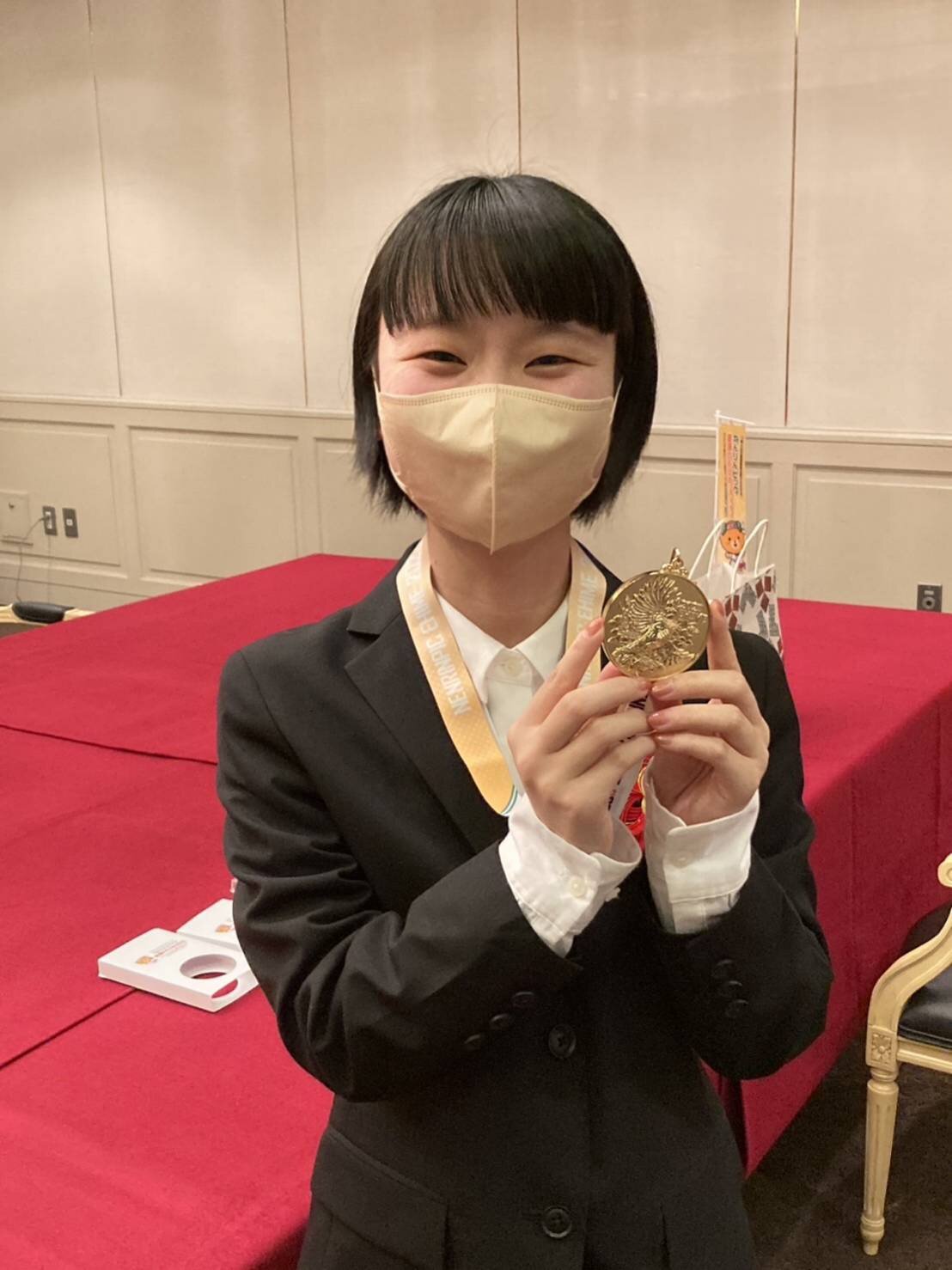 ねんりんピック愛媛大会のメダルに芸術学部1年檜垣さんのデザイン