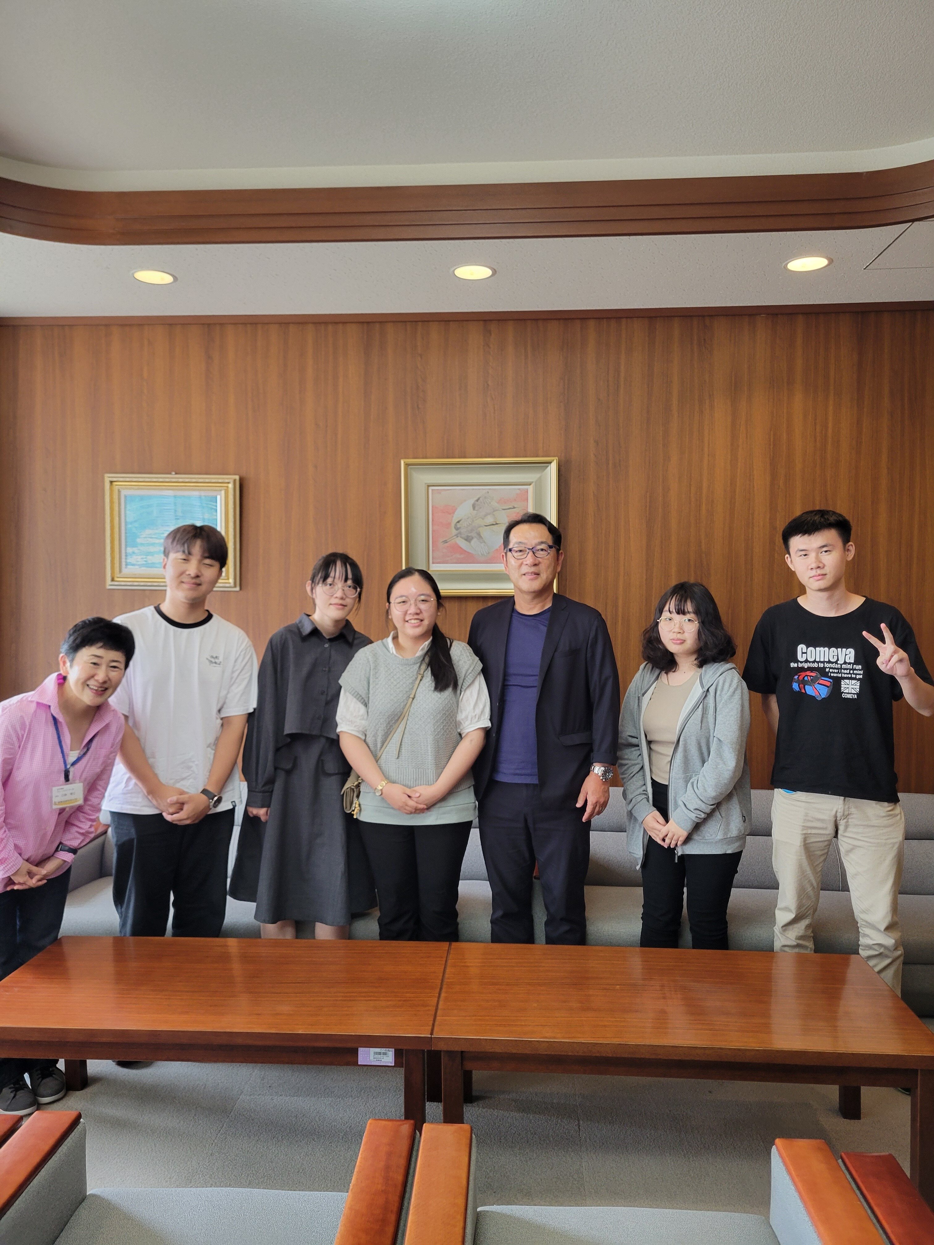 秦学長と語る、夢と未来 ― 短期留学生5名が学長訪問